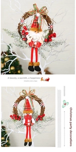 Dettaglio ghirlanda di Natale con Babbo Natale, pupazzo di neve, bacche rosse e fiocco scozzese