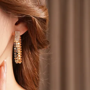 Eleganti orecchini a nappa dorati con diamanti scintillanti per un look di lusso