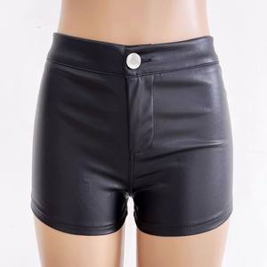 Detail von High Waist PU-Leder-Shorts mit rundem silbernem Metallknopf-Verschluss