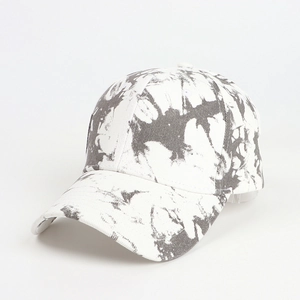 Gros plan sur la texture tie-dye grise et la structure à six panneaux de cette casquette