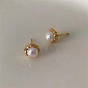 Vintage gold hammered pearl stud earrings for women with white pearls and textured finish