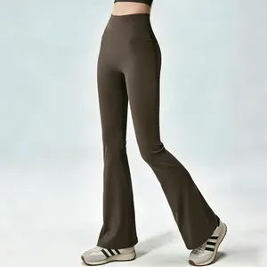 Detail van donkerbruine yoga-flarebroek met hoge taille en brede buikcontrole tailleband
