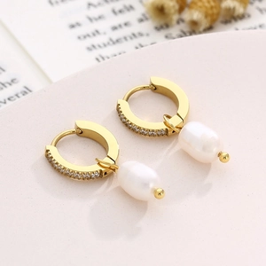 Vue détaillée des boucles d'oreilles en or 18 carats avec perles et cristaux pavés