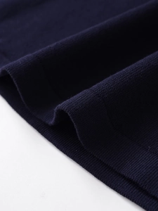 Détail de la jupe tricotée en coupe A taille haute bleu marine et texture premium