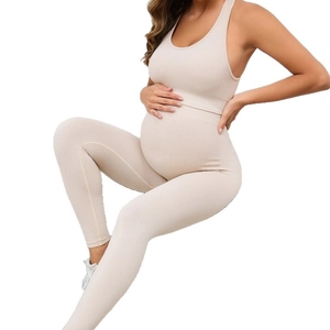 Ensemble yoga maternité pour femme avec débardeur côtelé et legging taille haute beige