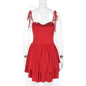 Détail de la robe courte rouge dos nu avec jupe à volants superposés et bretelles