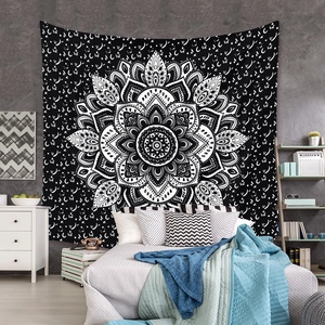 Détail d'une tapisserie mandala bohème noire et blanche suspendue comme décor de chambre zen