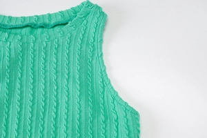 Primer plano del cuello del vestido de punto verde con textura vertical de alta calidad