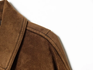 Gros plan détaillé des coutures et du daim sur la veste pour femme marron foncé