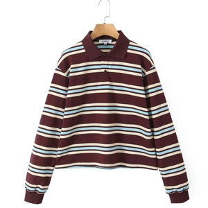 Polo à manches longues rayé avec motifs horizontaux bordeaux et bleus sur fond blanc