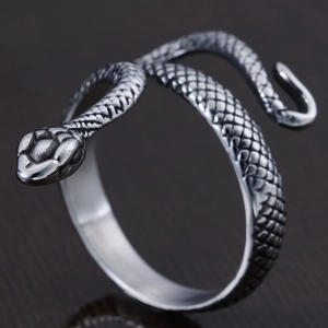 Bague serpent en acier inoxydable style punk avec écailles et finition polie vintage