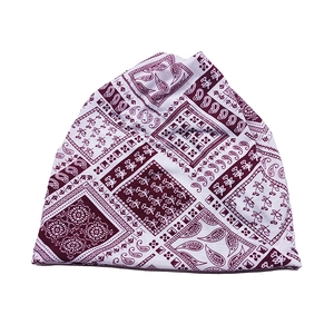 Detailansicht der weichen Baumwolle mit Paisleymuster für Beanie und Halstuch