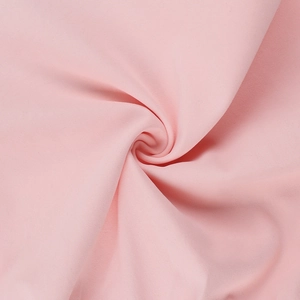 Gros plan du tissu en mousseline rose clair montrant une texture douce et un beau drapé