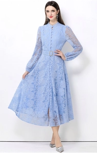 Elegante abito in pizzo azzurro con maniche a lanterna e motivi floreali con cintura in vita