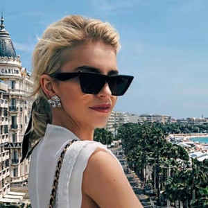 Outdoor-Aufnahme einer stylischen quadratischen schwarzen rechteckigen Sonnenbrille