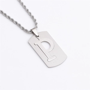 Détail du pendentif rectangulaire en acier titane argenté avec lettre P et chaîne torsadée