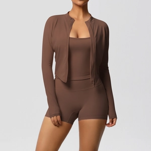 Dreiteiliges braunes Yoga-Set mit Reißverschlussjacke, Camisole-Top und Shorts