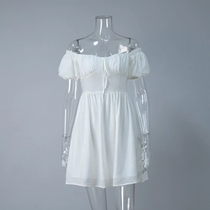 Detail der schulterfreien Puffärmel und Kordelzug an der Taille bei weißem Sommerkleid