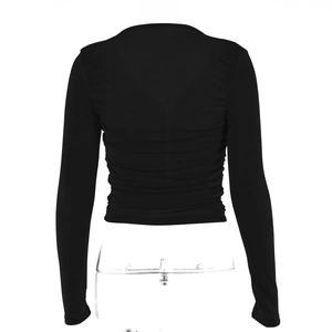 Vista trasera detallada de una camiseta negra ajustada de manga larga con detalles fruncidos