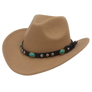 Chapeau de cowboy en feutre camel avec bande en cuir, turquoises et rivets argentés
