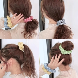 Détail de chouchous à carreaux colorés montrant la texture du tissu élastique