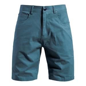 Gros plan détaillé du short en sergé de coton bleu canard avec coutures et braguette zippée