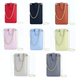 Détail de mini sacs de téléphone à texture tissée déclinés en huit couleurs variées