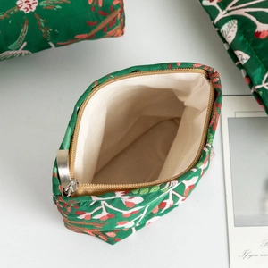 Détail en gros plan de la doublure en toile beige et de la fermeture éclair du sac