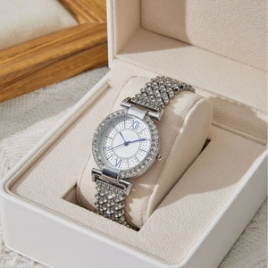 Orologio da donna al quarzo in argento con cristalli in una confezione regalo