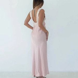 Robe longue élégante en soie rose avec dos nu profond et bordure en dentelle délicate