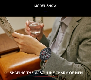 Montre chronographe homme en carbone portée avec un costume gris pour un look chic