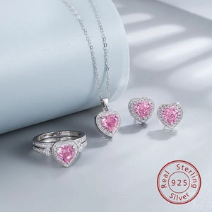 Détails d'un ensemble de bijoux en argent S925 avec pendentifs en forme de cœur rose brillant
