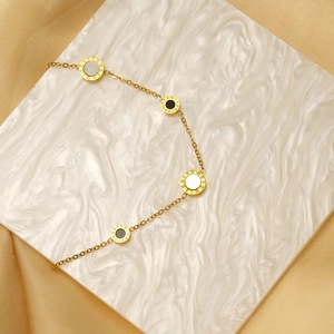 Bracelet doré avec chiffres romains et incrustations de nacre noire et blanche