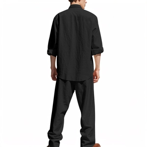 Vista posteriore di un set in lino nero con camicia a maniche lunghe e pantaloni coordinati