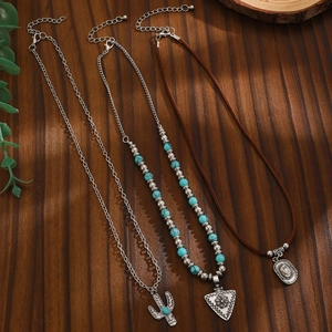 Detail van Boheemse kettingset met cactus hanger en turquoise kralen op houten achtergrond