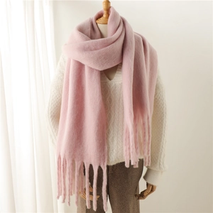 Gros plan sur l'écharpe en mohair rose doux avec de longues franges sur un mannequin
