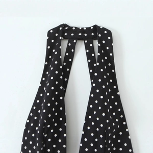 Robe dos nu à pois avec décolleté en V profond et coupe ajustée élégante en noir et blanc