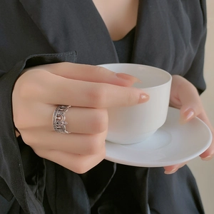 Bague couronne en argent sterling 925 style rétro portée par un mannequin avec tasse