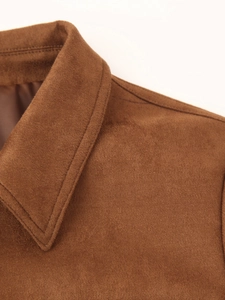 Vista macro que muestra la textura suave y costuras precisas de un cuello de ante marrón