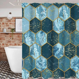 Dettaglio della tenda da doccia impermeabile con motivi in marmo blu e accenti dorati