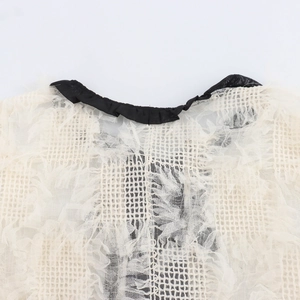 Veste en dentelle beige de style français avec col à volants noirs et motif texturé