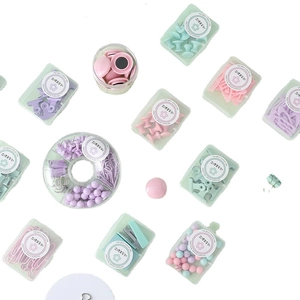 Set de papeterie macaron pastel avec agrafeuse et trombones sur fond blanc