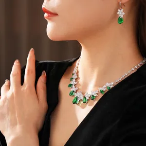 Parure de bijoux luxe collier et boucles d'oreilles fleur émeraude en cristal de zircone