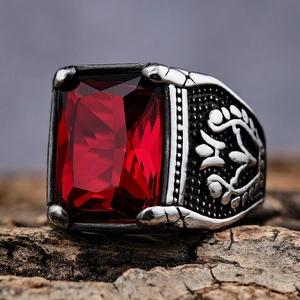 Anello vintage in acciaio inossidabile con gemma rossa rettangolare e fascia incisa