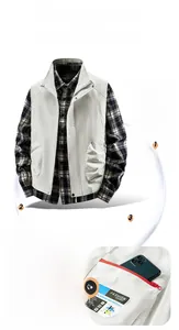 Detail der Outdoor-Anglerweste mit winddichtem Stoff, Stehkragen und Reißverschlusstaschen