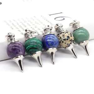 Pendentifs pendule en cristal naturel en cinq styles avec base en métal argenté