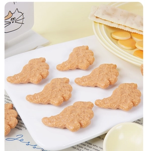 Modèles réalistes de nuggets de dinosaures avec texture croustillante sur une assiette blanche