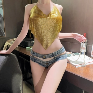 Nahaufnahme der Low-Rise-Denim-Shorts mit goldenem Pailletten-Halter-Oberteil