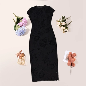 Dettaglio dell'abito nero in jacquard floreale con elegante trama in rete trasparente