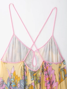 Dettaglio di abito lungo floreale con tessuto giallo e spalline rosa incrociate sul retro